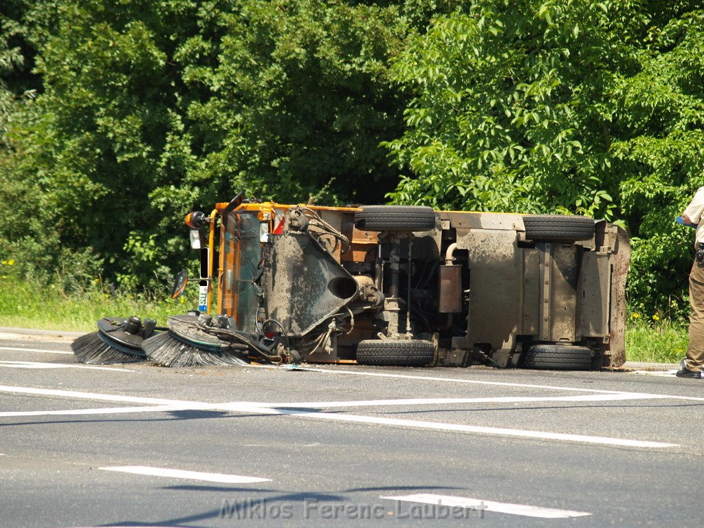 VU LKW Kehrmaschine Koeln Porz Gremberhoven Frankfurterstr - Ratherstr 38.JPG